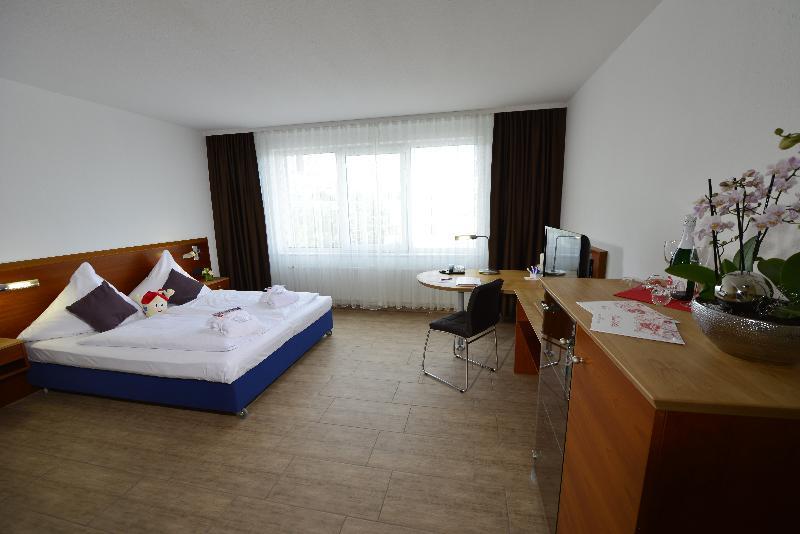 Michel Hotel Frankfurt Airport Ruesselsheim Exterior photo